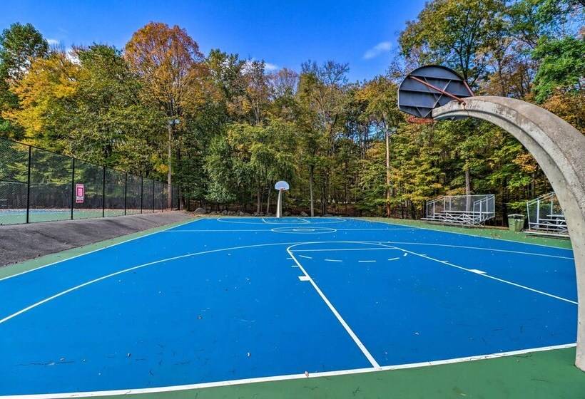 Gas Grill, Lake Access: Scenic Poconos Retreat!