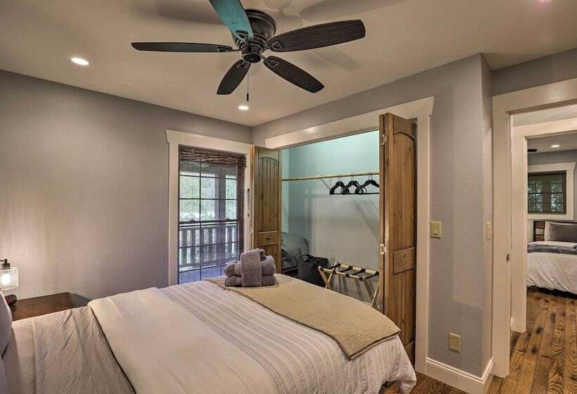 Game Room, Theater + Deck: Burnsville Cabin!