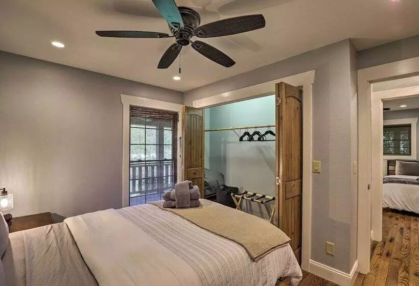 Game Room, Theater + Deck: Burnsville Cabin!