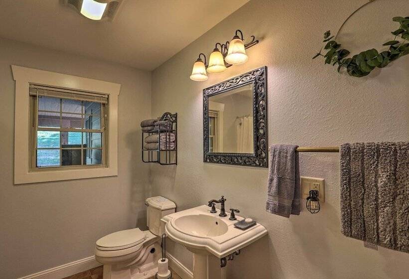 Game Room, Theater + Deck: Burnsville Cabin!