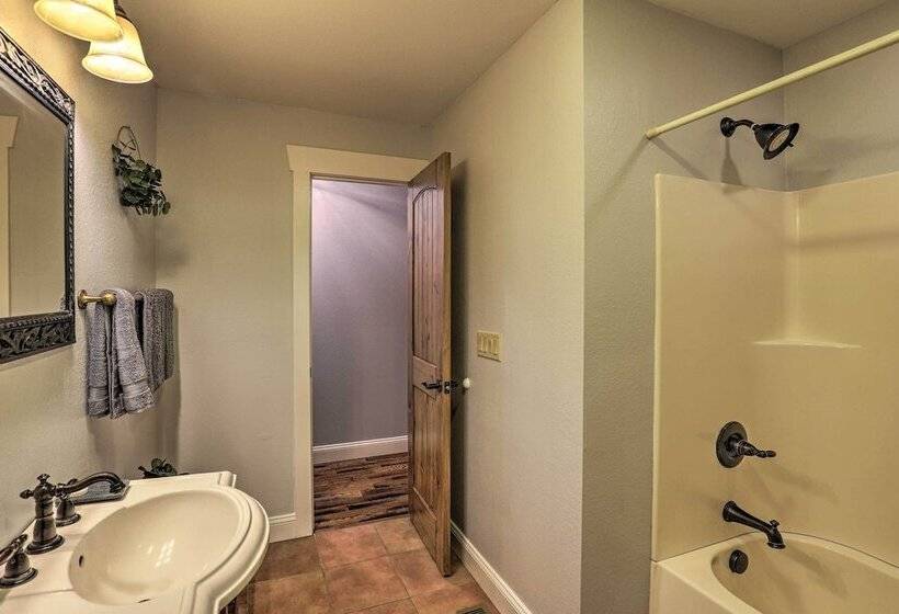 Game Room, Theater + Deck: Burnsville Cabin!