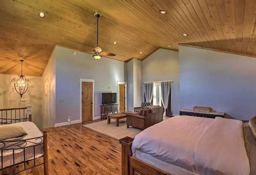 Game Room, Theater + Deck: Burnsville Cabin!