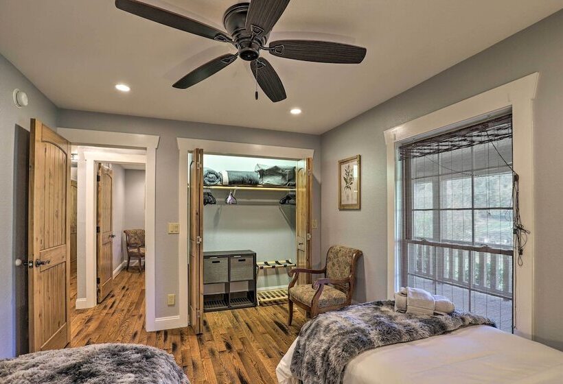 Game Room, Theater + Deck: Burnsville Cabin!