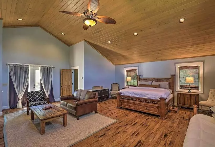 Game Room, Theater + Deck: Burnsville Cabin!