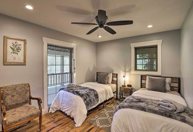 Game Room, Theater + Deck: Burnsville Cabin!