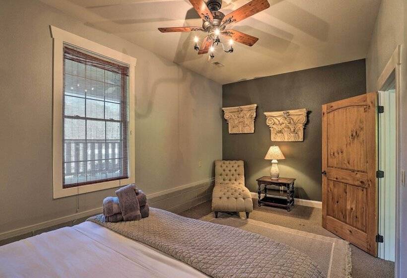 Game Room, Theater + Deck: Burnsville Cabin!