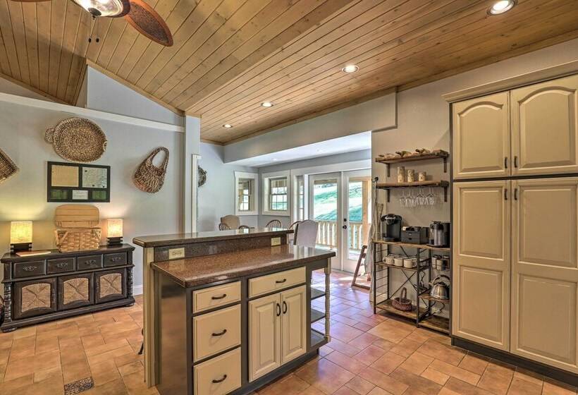 Game Room, Theater + Deck: Burnsville Cabin!