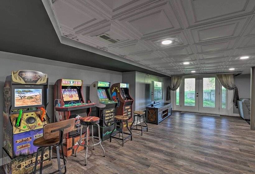 Game Room, Theater + Deck: Burnsville Cabin!