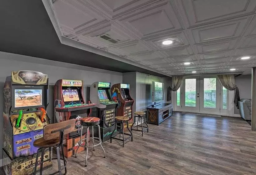 Game Room, Theater + Deck: Burnsville Cabin!