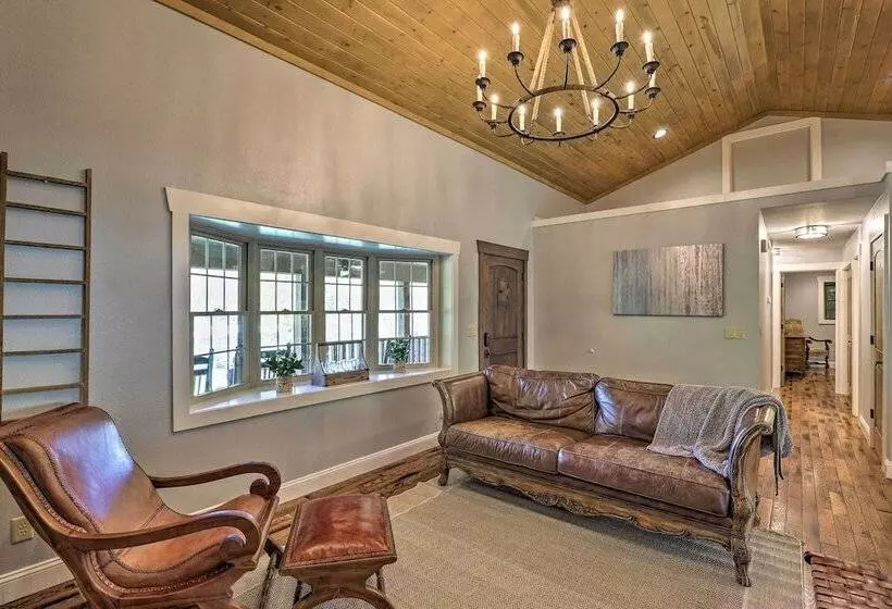 Game Room, Theater + Deck: Burnsville Cabin!