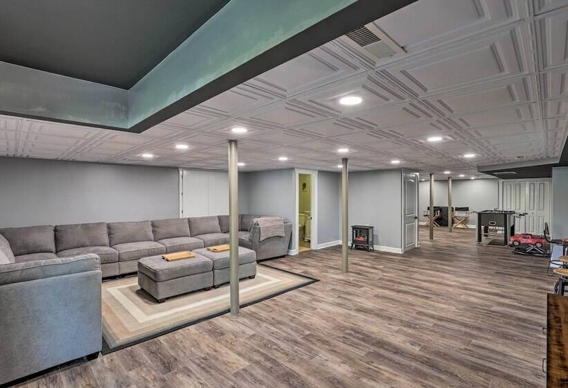 Game Room, Theater + Deck: Burnsville Cabin!