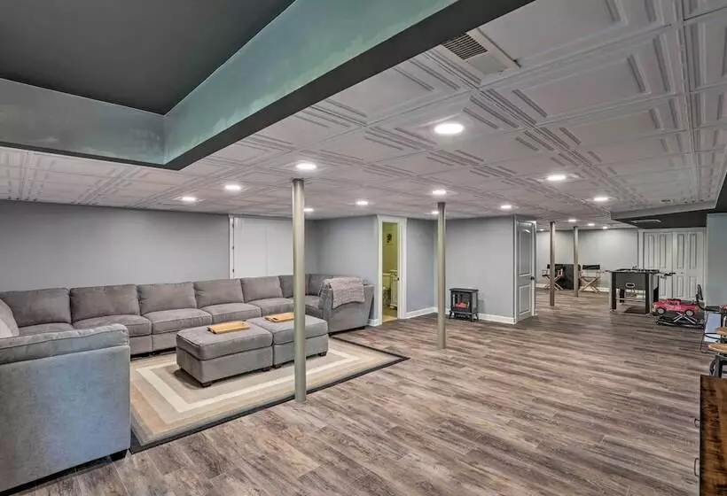 Game Room, Theater + Deck: Burnsville Cabin!