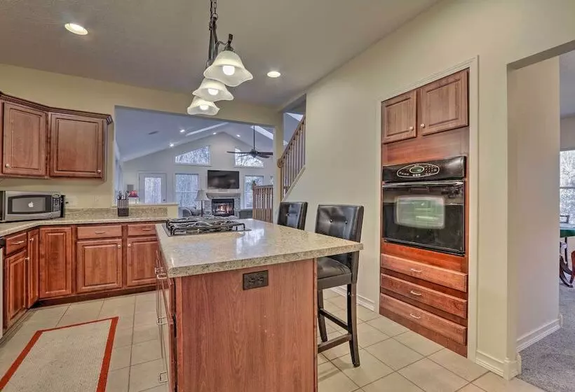 Sugar Grove Escape W/ Hot Tub & Remote Workspace!