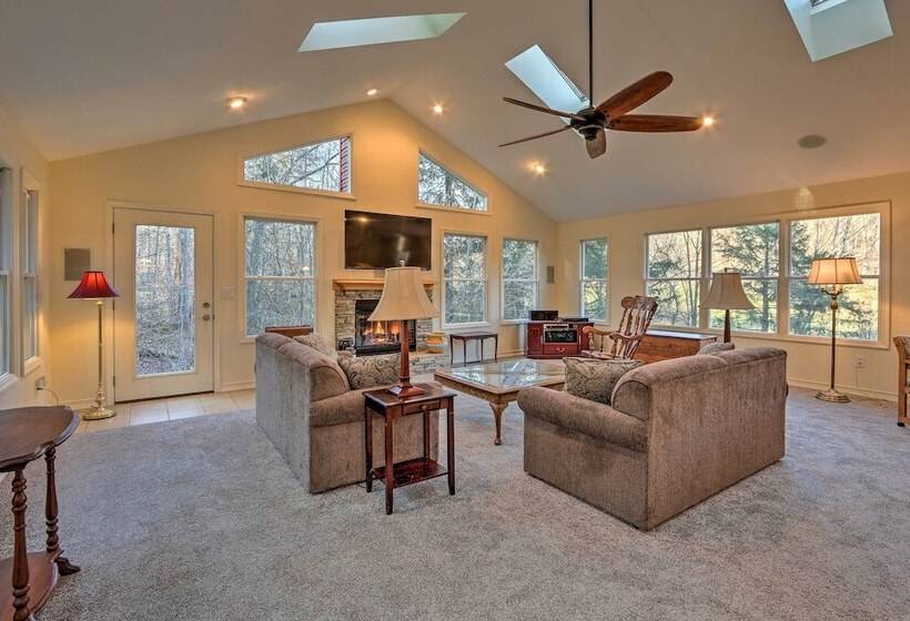 Sugar Grove Escape W/ Hot Tub & Remote Workspace!
