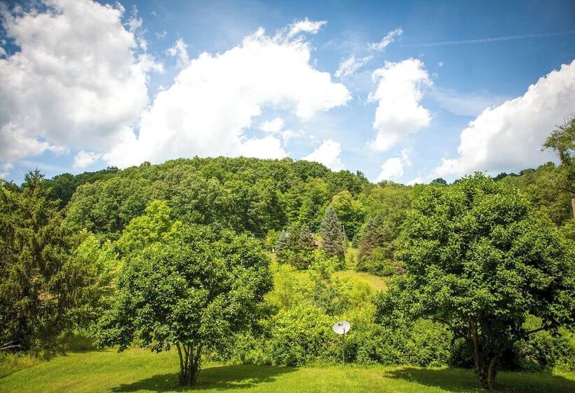 Sugar Grove Escape W/ Hot Tub & Remote Workspace!