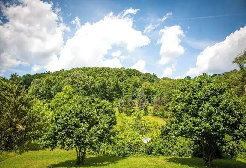 Sugar Grove Escape W/ Hot Tub & Remote Workspace!