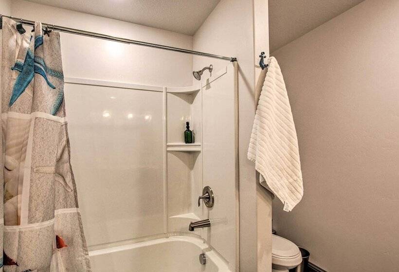 Spacious Home W/ Mtn Views: 2 Mi To Bear Lake!