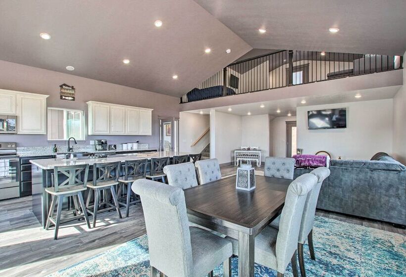 Spacious Home W/ Mtn Views: 2 Mi To Bear Lake!