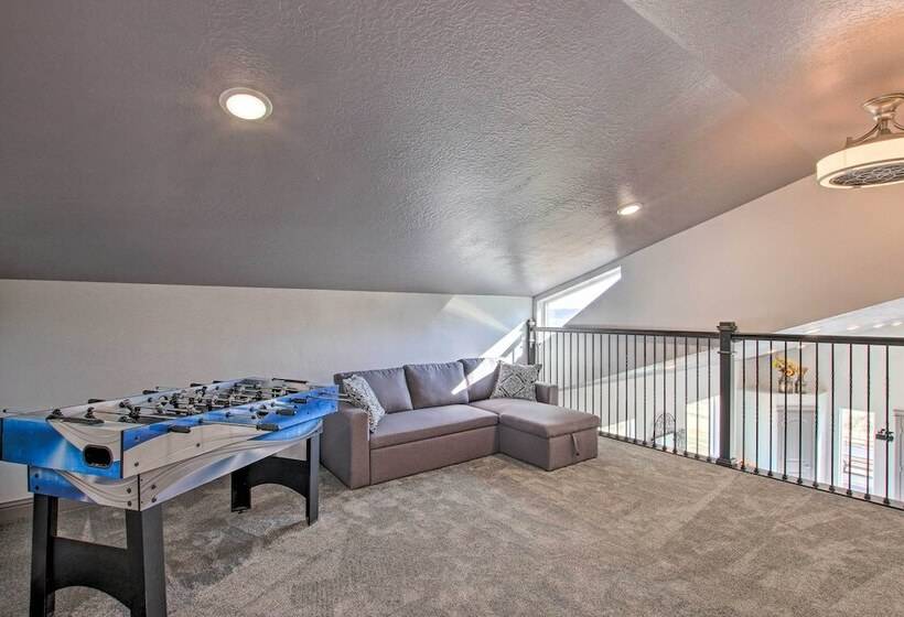 Spacious Home W/ Mtn Views: 2 Mi To Bear Lake!