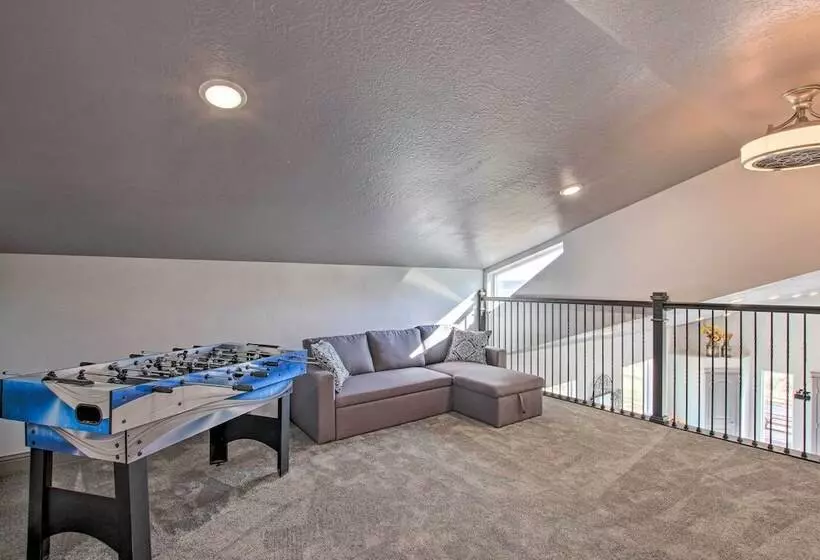 Spacious Home W/ Mtn Views: 2 Mi To Bear Lake!