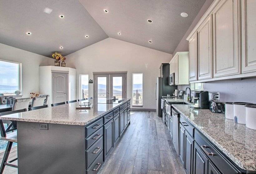 Spacious Home W/ Mtn Views: 2 Mi To Bear Lake!