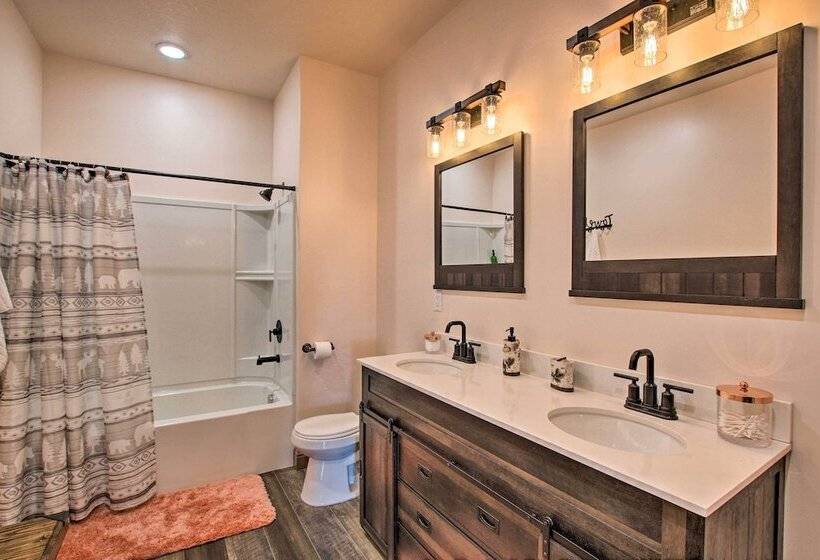 Spacious Home W/ Mtn Views: 2 Mi To Bear Lake!