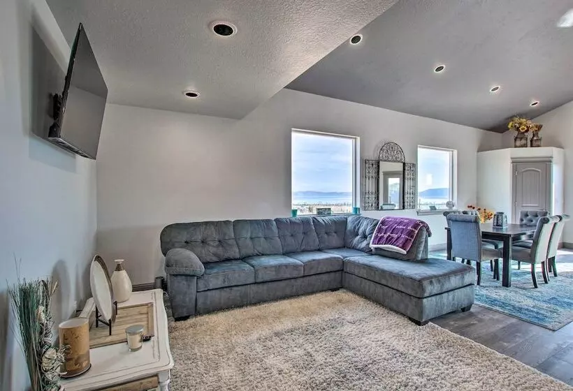 Spacious Home W/ Mtn Views: 2 Mi To Bear Lake!