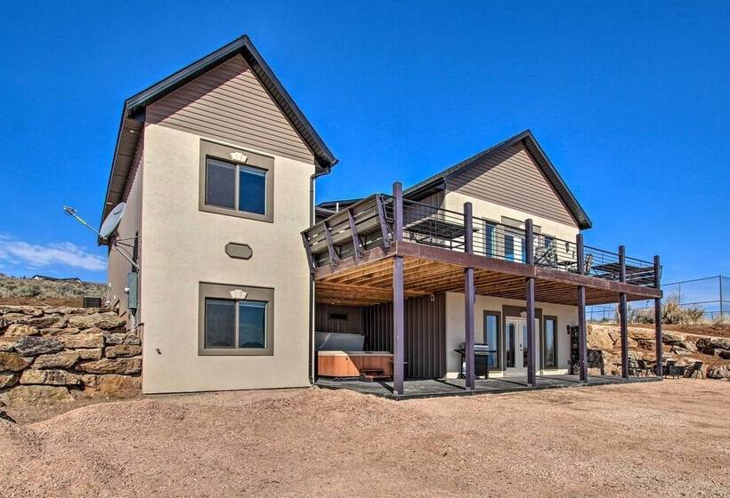 Spacious Home W/ Mtn Views: 2 Mi To Bear Lake!