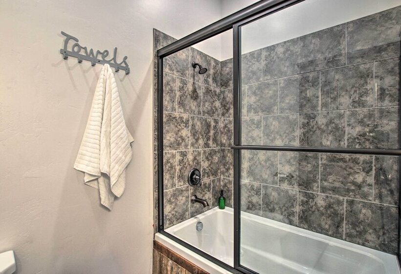 Spacious Home W/ Mtn Views: 2 Mi To Bear Lake!