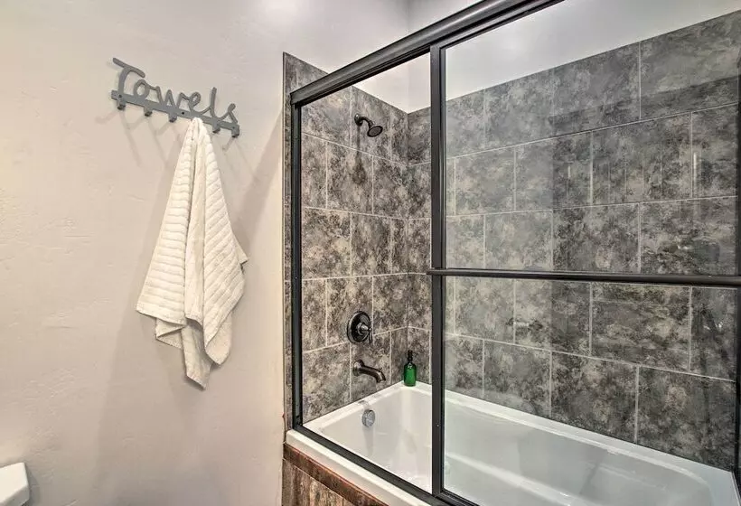 Spacious Home W/ Mtn Views: 2 Mi To Bear Lake!