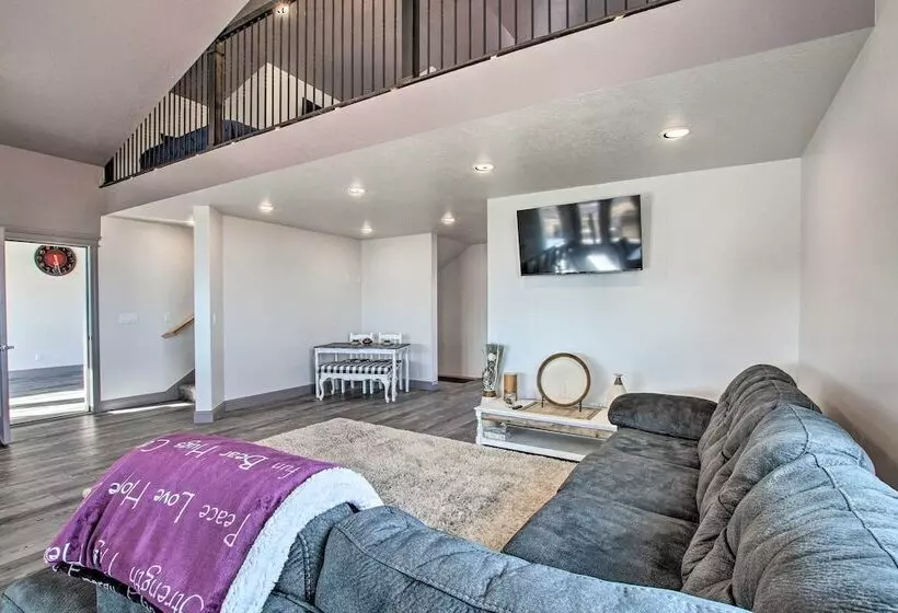 Spacious Home W/ Mtn Views: 2 Mi To Bear Lake!