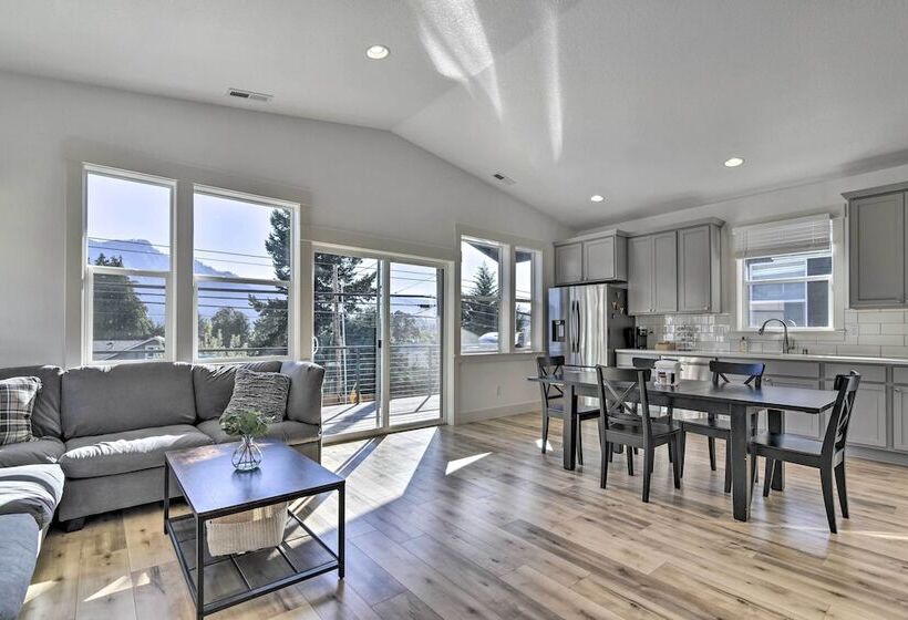 Stunning Stevenson Retreat W/ Mountain Views!