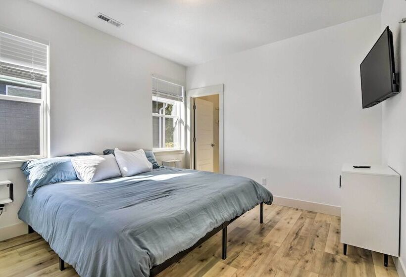 Stunning Stevenson Retreat W/ Mountain Views!