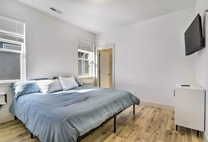 Stunning Stevenson Retreat W/ Mountain Views!