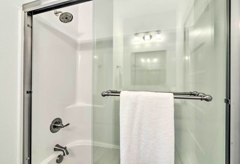 Stunning Stevenson Retreat W/ Mountain Views!