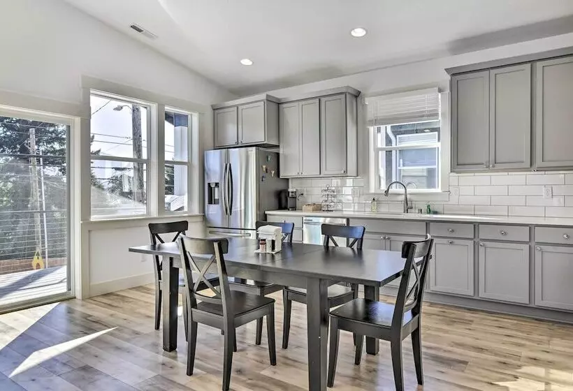 Stunning Stevenson Retreat W/ Mountain Views!