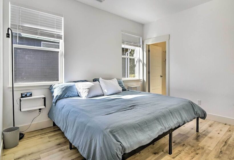 Stunning Stevenson Retreat W/ Mountain Views!