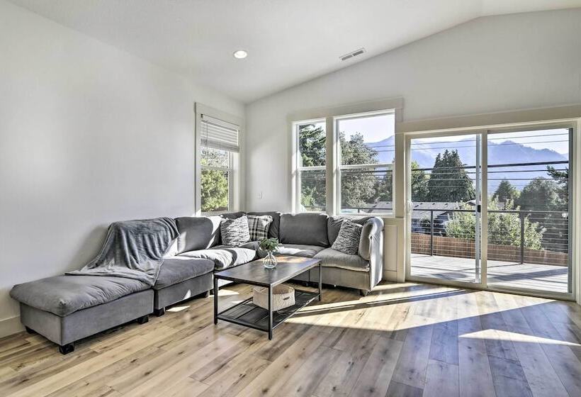 Stunning Stevenson Retreat W/ Mountain Views!