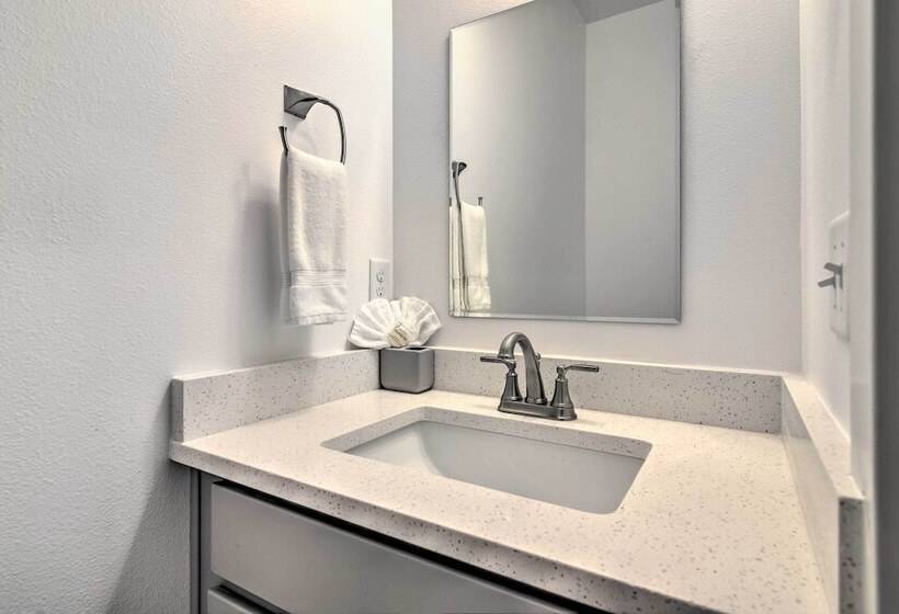 Stunning Stevenson Retreat W/ Mountain Views!