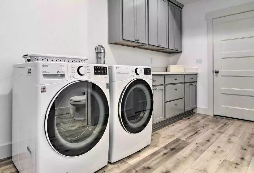 Stunning Stevenson Retreat W/ Mountain Views!