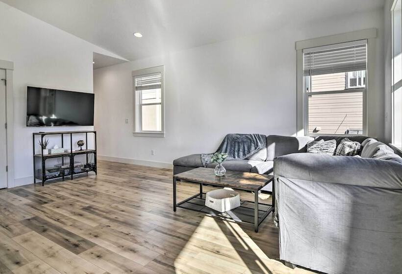 Stunning Stevenson Retreat W/ Mountain Views!