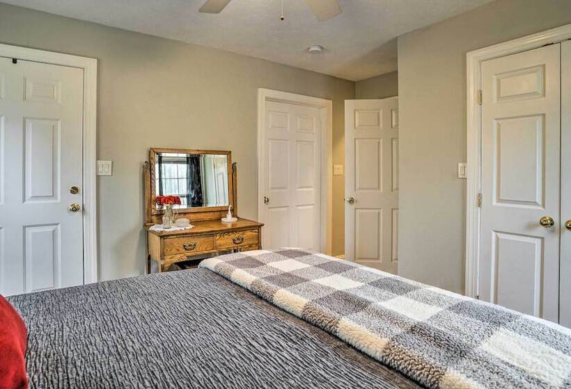 Sweet Vacation Cottage W/ Deck & Grill!