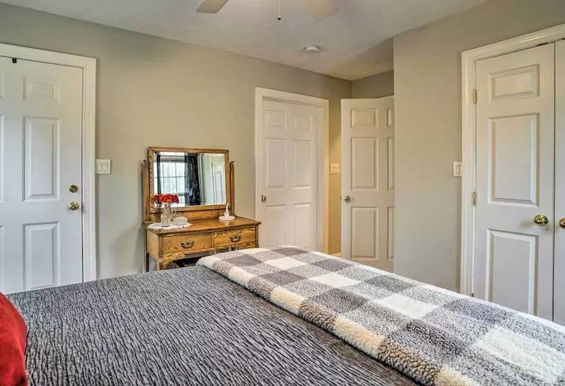 Sweet Vacation Cottage W/ Deck & Grill!