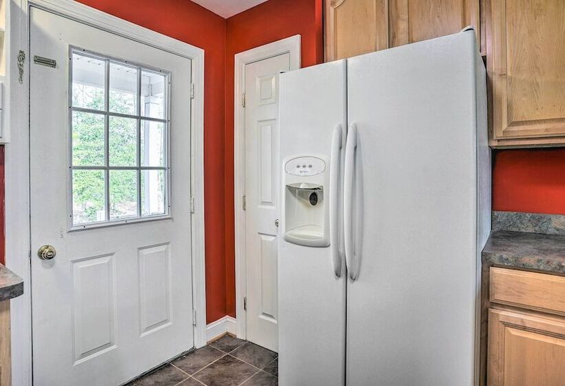 Sweet Vacation Cottage W/ Deck & Grill!