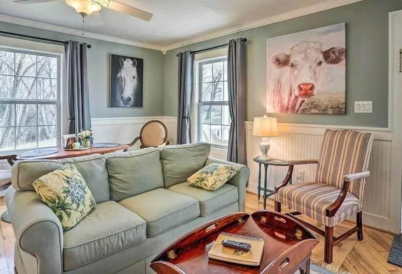 Sweet Vacation Cottage W/ Deck & Grill!