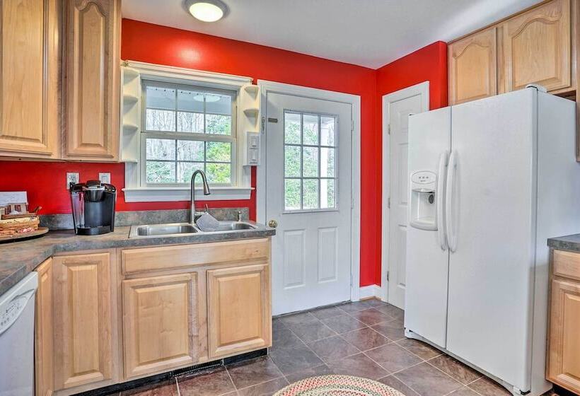 Sweet Vacation Cottage W/ Deck & Grill!