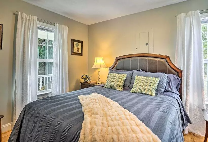 Sweet Vacation Cottage W/ Deck & Grill!