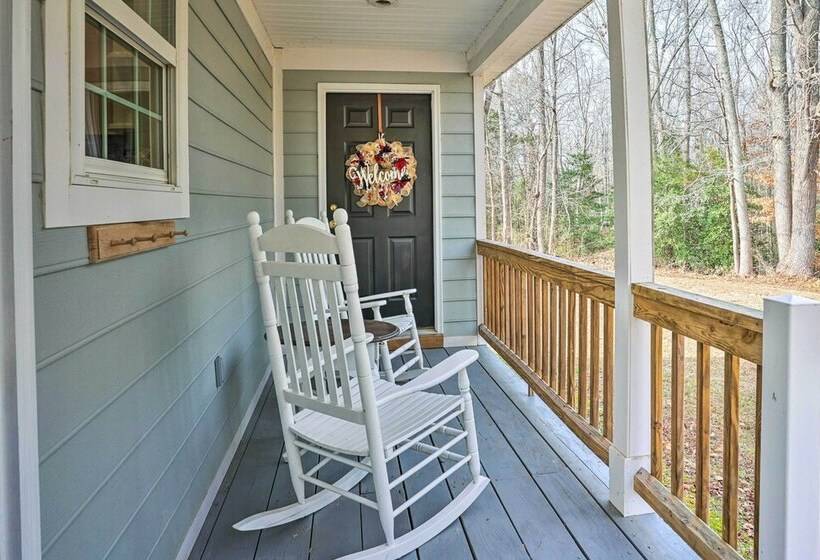 Sweet Vacation Cottage W/ Deck & Grill!
