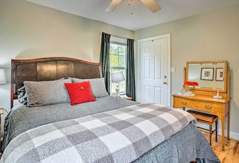 Sweet Vacation Cottage W/ Deck & Grill!