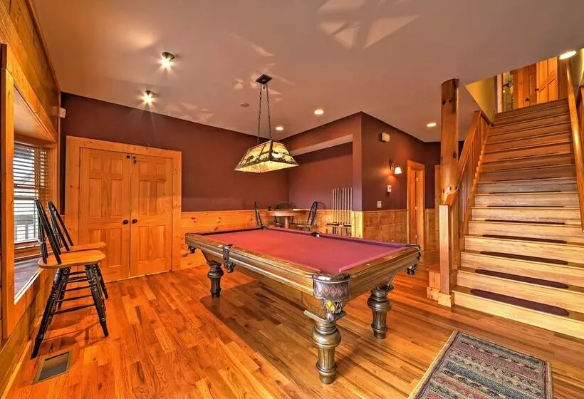 The Cozy Bear Cabin: Upscale Deck & Mtn Views!